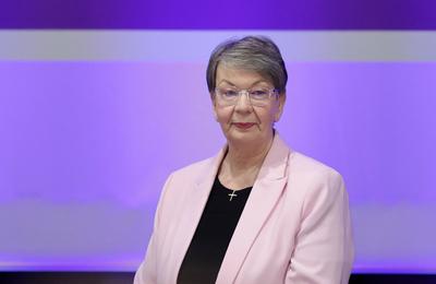 Landesbischoefin Kristina kuehnbaum-Schmidt leitet die Wahl zur Praeses 1.Tagung der III.Landessynode der Ev.-Luth Kirch-stock-foto
