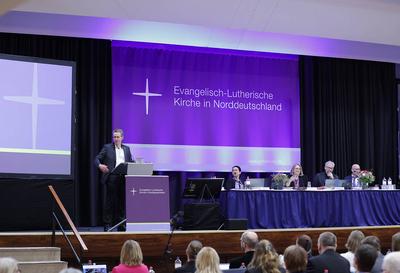 Ministerpraesident Daniel Guenther spricht ein Grusswort an die Synodalen 1.Tagung der III.Landessynode der Ev.-Luth Kir-stock-foto