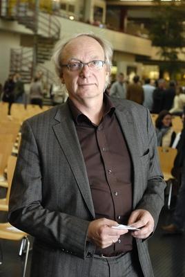Bildnummer: 57037878  Datum: 22.10.2008  Copyright: imago/teutopressProf. Dr. Claus Leggewie (Politikwissenschaftler) 10/08 thg Prof. Dr. Claus Leggewie am 22. Oktober 2008 in der Uni Bielefeld Deutschland deutsch Deutscher Mann Wissenschaftler Politik Wissenschaft Kulturwissenschaftliches Institut Essen Leiter Direktor Kulturwissenschaft german scientist politics grauhaarig seri?s Brille hoch halb stehend l?chelnd neutral 6 People xns x0x 2008 hoch  57037878 Date 22 10 2008 Copyright Imago  Prof Dr Claus Leggewie Political scientist 10 08 THG Prof Dr Claus Leggewie at 22 October 2008 in the Univ Bielefeld Germany German German Man Scientists politics Science Cultural studies Institute Eat Leader Director Kulturwissenschaft German Scientist POLITICS grauhaarig seriously Glasses vertical half standing smiling neutral 6 Celebrities xns x0x 2008 vertical-stock-photo