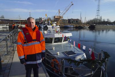 Taufe des neuen Forschungsschiffes Vektor durch mit dabei Prof. Dr. Carlos Jahn Leiter des Fraunhofer Centrum f?r Maritime Logistik-CML am 20.02.2025 in Hamburg Das Fraunhofer Centrum f?r Maritime Logistik CML im Harburger Binnenhafen entwickelt innovative L?sungen f?r den maritimen Sektor, die weltweit eingesetzt werden HH Deutschland *** Christening of the new research vessel Vektor by Prof Dr Carlos Jahn Head of the Fraunhofer Center for Maritime Logistics CML on 20 02 2025 in Hamburg The Fraunhofer Center for Maritime Logistics CML in the Harburg inland port develops innovative solutions for the maritime sector that are used worldwide HH Germany-stock-photo