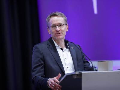 Ministerpraesident Daniel Guenther spricht ein Grusswort an die Synodalen 1.Tagung der III.Landessynode der Ev.-Luth Kir-stock-foto