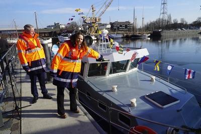 Taufe des neuen Forschungsschiffes Vektor durch Innovationssenatorin Dr.Melanie Leonhard SPD Politikerin auf den Namen Vektor. mit dabei Prof. Dr. Carlos Jahn Leiter des Fraunhofer Centrum f?r Maritime Logistik-CML am 20.02.2025 in Hamburg Das Fraunhofer Centrum f?r Maritime Logistik CML im Harburger Binnenhafen entwickelt innovative L?sungen f?r den maritimen Sektor, die weltweit eingesetzt werden HH Deutschland *** Christening of the new research vessel Vektor by Innovation Senator Dr Melanie Leonhard SPD politician in the name of Vektor with Prof Dr Carlos Jahn Head of the Fraunhofer Center for Maritime Logistics CML on 20 02 2025 in Hamburg The Fraunhofer Center for Maritime Logistics CML in the Harburg inland port develops in-stock-photo