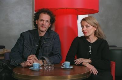 Wolf Maahn mit Ehefrau Angelika 11/01 nee Mann S?nger Gesang Musik Musiker Pop Komponist Komposition leger sitzend Caf?-stock-photo