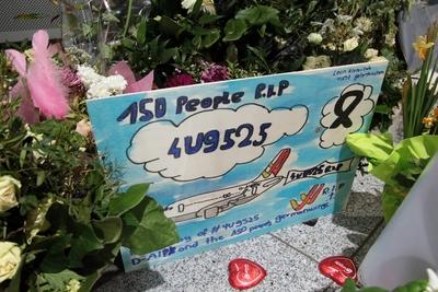 selbstgemalte Karten und Blumen von Angeh?rigen und Trauernden zum Gedenken an die Opfer des Flugzeugabsturz es des Air-stock-foto