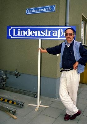 Hans W. GEISSEND?RFER der Vater der Lindenstra?e mit dem ber?hmtesten Strassenschild im deutschen Fernsehen-stock-foto