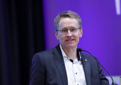 Ministerpraesident Daniel Guenther spricht ein Grusswort an die Synodalen 1.Tagung der III.Landessynode der Ev.-Luth Kir-stock-foto