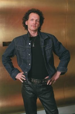 Bildnummer: 56916589  Datum: 05.11.2001  Copyright: imago/teutopressWolf Maahn (S?nger) 11/01 nee Mann Gesang Musik Musiker Pop Komponist Komposition dunkelhaarig kurzhaarig Locken Schmuck Ring Armband Kette Anh?nger leger Jacke Jeansjacke Jeans T-Shirt Hose Leder Lederhose G?rtel stehend halb hoch fragend herausfordernd l?chelnd posierend H?nde in die H?ften gestemmt Fototermin am 05.11.2001 in K?ln (exklusiv) Farbnegativ People Shooting x0x xsk 2001 hoch Aufmacher  56916589 Date 05 11 2001 Copyright Imago  Wolf Maahn Singer 11 01 Nee Man Singing Music Musician Pop Composer Composition dark haired short lure Jewellery Ring Bracelet Chain Trailers casual Jacket Denim jacket Jeans T Shirt Trousers Leather Lederhosen Belt standing half vertical questioningly challenging smiling posing Hands in the Hips gestemmt Photo call at 05 11 2001 in Cologne exclusive Color negative Celebrities Shooting x0x xSK 2001 vertical Highlight-stock-foto