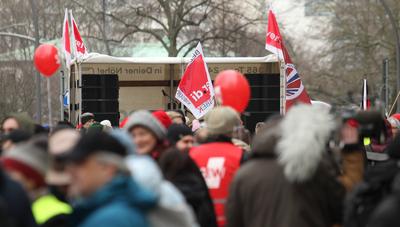 Warnstreik der Besch?ftigten der Freien und Hansestadt Hamburg (FHH). Aufgerufen hatte dazu ver.di HH. Die Gewerkschaft-stock-foto