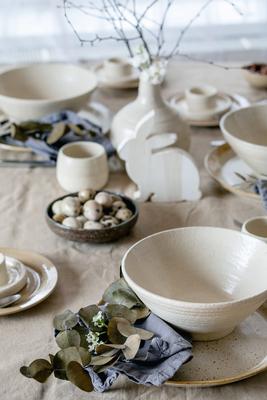 Gedeckter Ostertisch mit Keramikgeschirr-stock-foto