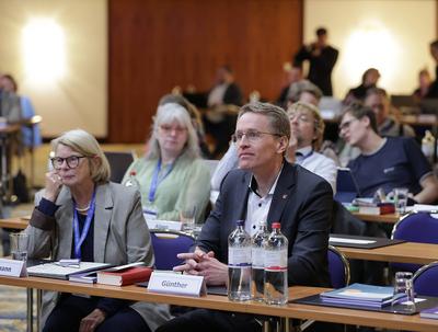 Ministerpraesident Daniel Guenther spricht ein Grusswort an die Synodalen 1.Tagung der III.Landessynode der Ev.-Luth Kir-stock-foto