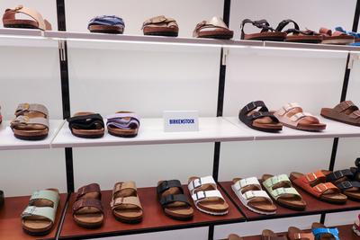 04.03.2024, Deutschland, NRW, Schuhhersteller, Schuhe, Birkenstock steigert seinen Umsatz, der Aktienkurs zeigt jedoch a-stock-foto