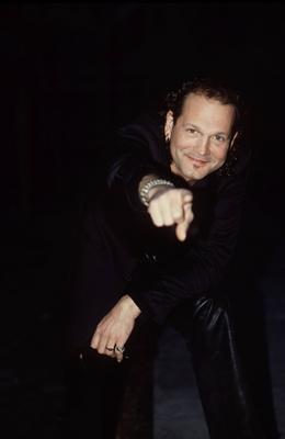 Bildnummer: 56822390  Datum: 01.10.1995  Copyright: imago/teutopressWolf Maahn 10/95 her Mann Musik Pop dunkelhaarig langhaarig leger Jackett schwarz Lederhose hoch halb stehend drau?en dunkel aufst?tzend gestikulierend zeigend l?chelnd Shooting People x0x xkg 1995 hoch  56822390 Date 01 10 1995 Copyright Imago  Wolf Maahn 10 95 her Man Music Pop dark haired long haied casual Jacket Black Lederhosen vertical half standing outside dark aufst?tzend gesticulating showing smiling Shooting Celebrities x0x xkg 1995 vertical-stock-foto