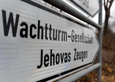 Zeugen Jehovas Jehovas s Witnesses 18 11 2016 Selters Taunus Hinweisschild Wachturm Gesellscha-stock-foto