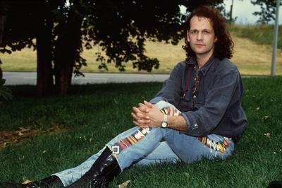 Bildnummer: 56749589  Datum: 01.08.1991  Copyright: imago/teutopressWolf Maahn 08/91 nou Mann Musik Pop dunkelhaarig langhaarig quer ganz sitzend Rasen Jeans leger neutral People Shooting x0x xub 1991 quer Highlight  56749589 Date 01 08 1991 Copyright Imago teutopress Wolf Maahn 08 91 Nou Man Music Pop dark haired long haied horizontal whole seated Lawn Jeans casual neutral Celebrities Shooting x0x  1991 horizontal Highlight-stock-foto