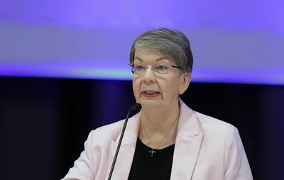 Landesbischoefin Kristina kuehnbaum-Schmidt leitet die Wahl zur Praeses 1.Tagung der III.Landessynode der Ev.-Luth Kirch-stock-foto