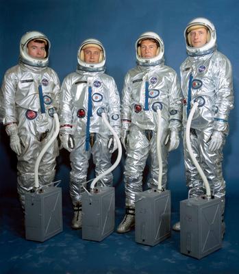 S64-19432 (13 April 1964) --- Left to right are astronauts John W. Young, Virgil I. Grissom, Walter M. Schirra Jr. and T-stock-foto
