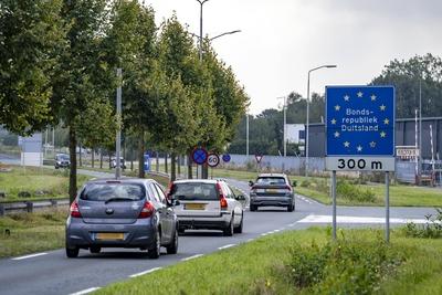 Die s.g. Gr?ne Grenze, beim ehemaligen Grenz?bergang Schwanenhaus, zwischen Deutschland und den Niederlanden, zwischen V-stock-foto