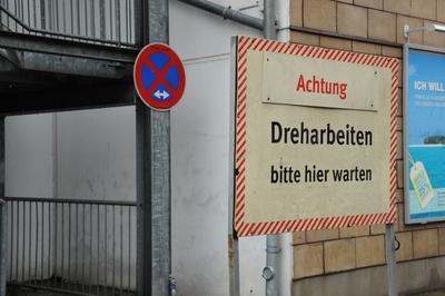 Ein Schild Achtung Dreharbeiten am 01 09 2015 in K?ln bei dem Fototermin zu 30 Jahre Lindenstrasse-stock-foto