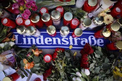 Familie, Freunde und Fans nehmen Abschied von Willi Herren und legen Blumen, Kerzen und Karten am Haus des verstorbenen-stock-photo