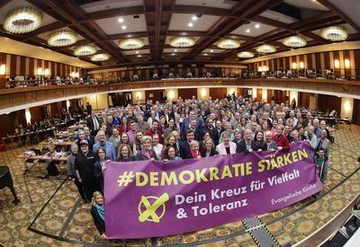 Vor dem ofiziellen Beginn der Synodentagung zeigen die Synodalen einen Banner mit DEMOKRATIE staerken 1.Tagung der III.L-stock-photo