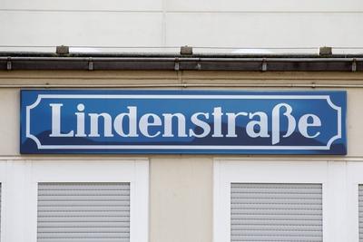 Lindenstra?e meets In aller Freundschaft - Fotoshooting Schild der Lindenstra?e vor dem Produktionsgel?nde an der Wand-stock-foto
