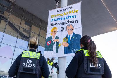 Banner Protestaktion vor Paul L?be Haus-stock-foto