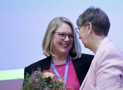 Landesbischoefin Kristina Kuehnbaum-Schmidt gratuliert der neuen Praeses Anja Faehrmann 1.Tagung der III.Landessynode de-stock-foto
