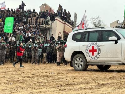 Palestinian resistance received and hands over bodies of four israeli captives to the red cross in bani suhaila.-stock-foto