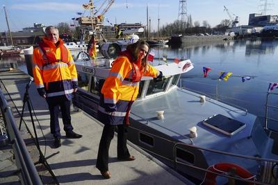 Taufe des neuen Forschungsschiffes Vektor durch Innovationssenatorin Dr.Melanie Leonhard SPD Politikerin auf den Namen Vektor. mit dabei Prof. Dr. Carlos Jahn Leiter des Fraunhofer Centrum f?r Maritime Logistik-CML am 20.02.2025 in Hamburg Das Fraunhofer Centrum f?r Maritime Logistik CML im Harburger Binnenhafen entwickelt innovative L?sungen f?r den maritimen Sektor, die weltweit eingesetzt werden HH Deutschland *** Christening of the new research vessel Vektor by Innovation Senator Dr Melanie Leonhard SPD politician in the name of Vektor with Prof Dr Carlos Jahn Head of the Fraunhofer Center for Maritime Logistics CML on 20 02 2025 in Hamburg The Fraunhofer Center for Maritime Logistics CML in the Harburg inland port develops in-stock-photo