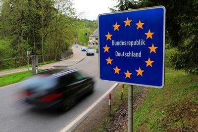 Ein Schild Bundesrepublik Deutschland steht an einer Stra?e im Grenzgebiet zwischen Deutschland-stock-foto