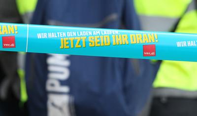 Warnstreik der Besch?ftigten der Freien und Hansestadt Hamburg (FHH). Aufgerufen hatte dazu ver.di HH. Die Gewerkschaft-stock-foto