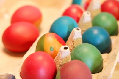 Ostern 25.03.2024, Ostramondra, bunt gefaerbte Ostereier / gekochte Eier wurden blau, rot, gruen und orange gefaerbt ***-stock-photo