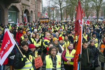 Warnstreik im oeffentlichen Dienst in Hamburg am 20.02.20325 Die Arbeitnehmer gehen auf die Strasse am Besenbinderhof und demonstrieren f?r bessere Arbeitsbedingungen.mit ver.di mit Fahnen Wir brauchen Entlastung Altersteilzeit jetzt ver.di HH ruft die Besch?ftigten der Freien und Hansestadt Hamburg FHH Heute zu einem ganzt?gigen Warnstreik auf Hamburg Deutschland *** Warning strike in the public service in Hamburg on 20 02 20325 The employees take to the streets at Besenbinderhof and demonstrate for better working conditions with ver di with flags We need relief partial retirement now ver di HH calls the employees of the Free and Hanseatic City of Hamburg FHH to a full-day warning strike today Hamburg Germany-stock-foto