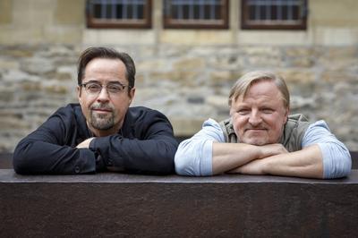 Jan Josef Liefers und Axel Prahl beim Fototermin am Set des ARD Krimis Tatort Gott ist auch nur ei-stock-foto