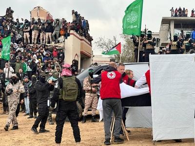 Palestinian resistance received and hands over bodies of four israeli captives to the red cross in bani suhaila.-stock-foto