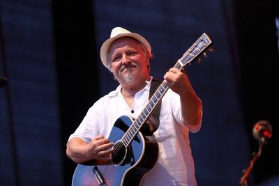 Axel Prahl bei einem Konzert im Rahmen des Open Air Kinosommers am Waschhaus in Potsdam, 9. August 2019. Konzert von Ax-stock-photo
