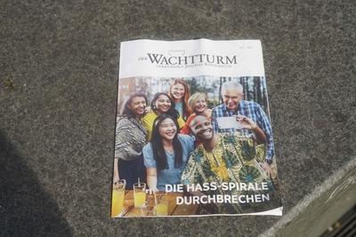 Die Zeugen Jehovas sind wieder auf Hamburgs Strassen pr?sent 17.03.2023 Hamburg Der Wachturm wird wieder verteilt Mitglieder nehmen Arbeiten wieder auf und verteilen das Magazin Wachturm Nach dem Amoklauf in einer Gemeinde der Zeugen Jehovas nehmen die Mitglieder ihre gemeinn?tzigen Arbeiten wieder auf. Mehrere von ihnen verteilten in der Innenstadt das Magazin Wachturm. Weitere Mitglieder kamen f?r eine Fotosession zusammen. Bereits Anfang der Woche wurden auch die Gottesdienste wieder veranstaltet HH Deutschland *** the Witnesses Jehovas are again at Hamburg s Roads Present 17 03 2023 Hamburg the Watchtower will again distributed Members take Work again at and distribute the Magazine Watchtower to the Amoklauf in a Community the Witnesse-stock-foto