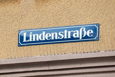 Lindenstra?e meets In aller Freundschaft Fotoshooting Stra?enschild der Lindenstra?e auf dem Produ-stock-foto