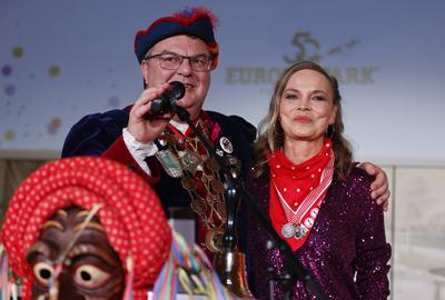 Presentation of the golden jesters bell / Regina Halmich bekommt im Europa-Park die Goldene Narrenschelle 2025 der Vereinigung Schw?bisch-Alemannischer Narrenz?nfte (VSAN)-stock-photo