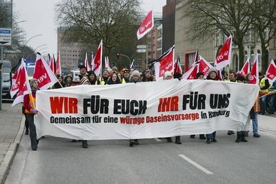 Warnstreik im oeffentlichen Dienst in Hamburg am 20.02.20325 Die Arbeitnehmer gehen auf die Strasse am Besenbinderhof und demonstrieren f?r bessere Arbeitsbedingungen.mit ver.di mit Fahnen und einem Transparent mit der Aufschrift Wir fuer euch Ihr fuer uns, Wir brauchen Entlastung Altersteilzeit jetzt ver.di HH ruft die Besch?ftigten der Freien und Hansestadt Hamburg FHH Heute zu einem ganzt?gigen Warnstreik auf Hamburg Deutschland *** Warning strike in the public service in Hamburg on 20 02 20325 The employees take to the streets at Besenbinderhof and demonstrate for better working conditions with ver di with flags and a banner with the inscription Wir fuer euch Ihr fuer uns, Wir brauchen Entlastung Altersteilzeit jetzt ver di-stock-foto