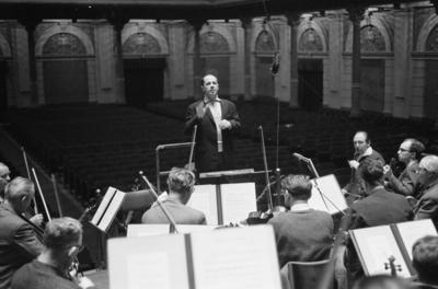 Anefo photo collection. Pierre Boulez guest conductor at the Concertgebouw Orchestra, during the rehearsal. February 6,-stock-foto