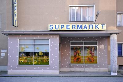 Fernsehserie Lindenstra?e - Kulisse vom Supermarkt auf dem WDR Studiogel?nde in K?ln am 21.11.2010-stock-foto
