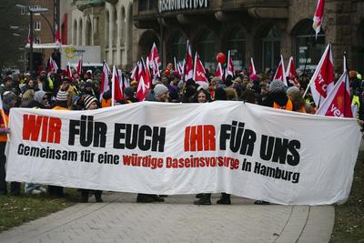 Warnstreik im oeffentlichen Dienst in Hamburg am 20.02.20325 Die Arbeitnehmer gehen auf die Strasse am Besenbinderhof und demonstrieren f?r bessere Arbeitsbedingungen.mit ver.di mit Fahnen und einem Transparent mit der Aufschrift Wir fuer euch Ihr fuer uns, Wir brauchen Entlastung Altersteilzeit jetzt ver.di HH ruft die Besch?ftigten der Freien und Hansestadt Hamburg FHH Heute zu einem ganzt?gigen Warnstreik auf Hamburg Deutschland *** Warning strike in the public service in Hamburg on 20 02 20325 The employees take to the streets at Besenbinderhof and demonstrate for better working conditions with ver di with flags and a banner with the inscription Wir fuer euch Ihr fuer uns, Wir brauchen Entlastung Altersteilzeit jetzt ver di-stock-foto