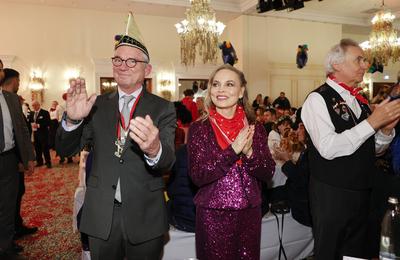 Presentation of the golden jesters bell / Regina Halmich bekommt im Europa-Park die Goldene Narrenschelle 2025 der Vereinigung Schw?bisch-Alemannischer Narrenz?nfte (VSAN)-stock-foto