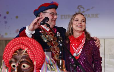 Presentation of the golden jesters bell / Regina Halmich bekommt im Europa-Park die Goldene Narrenschelle 2025 der Vereinigung Schw?bisch-Alemannischer Narrenz?nfte (VSAN)-stock-photo