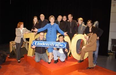 Die Darsteller aus der Lindenstra?e mit Marianne Rogee (l-r), Sybille Waury, Ludwig Haas, Horst D. Scheel, Marie-Luise-stock-foto