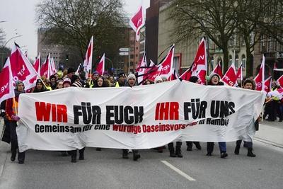 Warnstreik im oeffentlichen Dienst in Hamburg am 20.02.20325 Die Arbeitnehmer gehen auf die Strasse am Besenbinderhof und demonstrieren f?r bessere Arbeitsbedingungen.mit ver.di mit Fahnen und einem Transparent mit der Aufschrift Wir fuer euch Ihr fuer uns, Wir brauchen Entlastung Altersteilzeit jetzt ver.di HH ruft die Besch?ftigten der Freien und Hansestadt Hamburg FHH Heute zu einem ganzt?gigen Warnstreik auf Hamburg Deutschland *** Warning strike in the public service in Hamburg on 20 02 20325 The employees take to the streets at Besenbinderhof and demonstrate for better working conditions with ver di with flags and a banner with the inscription Wir fuer euch Ihr fuer uns, Wir brauchen Entlastung Altersteilzeit jetzt ver di-stock-foto