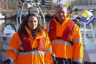 Taufe des neuen Forschungsschiffes Vektor durch Innovationssenatorin Dr.Melanie Leonhard SPD Politikerin auf den Namen Vektor. mit dabei Prof. Dr. Carlos Jahn Leiter des Fraunhofer Centrum f?r Maritime Logistik-CML am 20.02.2025 in Hamburg Das Fraunhofer Centrum f?r Maritime Logistik CML im Harburger Binnenhafen entwickelt innovative L?sungen f?r den maritimen Sektor, die weltweit eingesetzt werden HH Deutschland *** Christening of the new research vessel Vektor by Innovation Senator Dr Melanie Leonhard SPD politician in the name of Vektor with Prof Dr Carlos Jahn Head of the Fraunhofer Center for Maritime Logistics CML on 20 02 2025 in Hamburg The Fraunhofer Center for Maritime Logistics CML in the Harburg inland port develops in-stock-photo