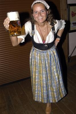 Bildnummer: 50935788  Datum: 27.09.2005  Copyright: imago/LindenthalerOktoberfest in M?nchen - Kellnerin Barbara Stadlhuber (AUT) h?lt strahlend eine Ma? Bier, Personen , optimistisch; 2005, M?nchen, Fest, Feste, Oktoberfest, Volksfest, Volksfeste, Wiesn, Wies n, Wiesen, Bedienung, Kellner, Service, Servicekraft, Ma?krug, Ma?kruge, Bier, Bierkrug, Bierkr?ge, Bierkrug, Bierkr?ge, Outfit, Bekleidung, Tracht, Trachten, Dirndl, traditionell, traditionelle, l?chelt, l?cheln, l?chelnd; , hoch, Kbdig, Einzelbild, Gastronomie, Wirtschaft,-stock-foto