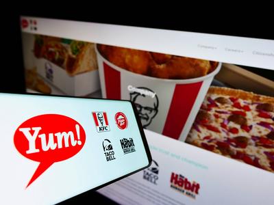 Smartphone with logo of American fast food company Yum! Brands Inc. on screen in front of website. Stuttgart, Germany --stock-photo